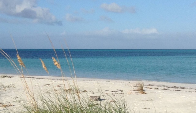 Newer Beachside Home, Sleeps 6: only 2 min. walk to GORGEOUS BEACH!