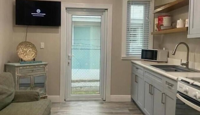 Newly built Suite within walking distance from beach and Palm Cay