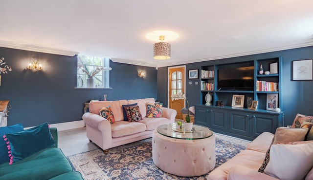 NEWLY REFURBED Coach house, private garden, Hot Tub, Games rm, Lake, Up to 8pax
