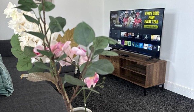 Newly refurbished 2-bedroom flat + Free Parking