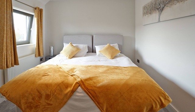 Newly Refurbished 4 Double Bed House with Parking