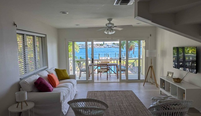 Newly renovated 2BR Oceanfront apartment; walk to Atlantis & Cabbage Beach!