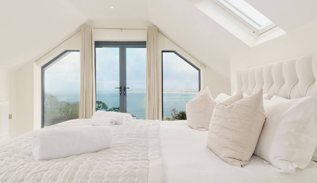 Newly renovated 4 en-suite bedrooms, panoramic sea views, Hot Tub, EV charger