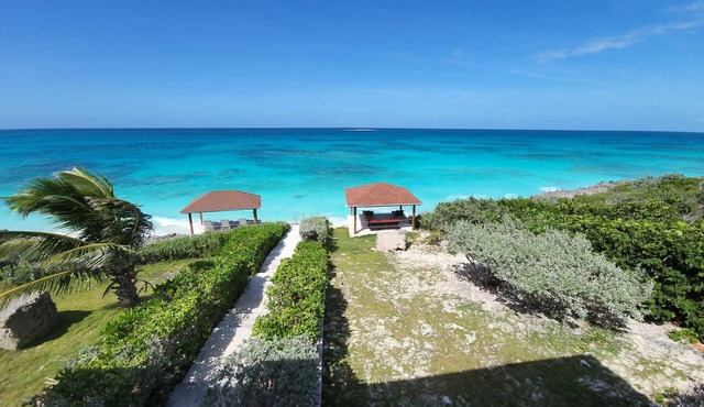 NEWLY RENOVATED!! AND DIRECTLY ON THE BEACH🌴..... Shelter In Place