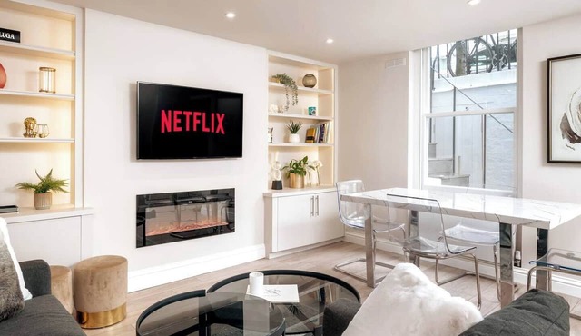 Newly renovated 2-bedroom, 2-bathroom luxury apartment in Earl’s Court/Chelsea, just 8–14 minutes’ walk to the tube. Close to top museums, Royal Albert Hall, and local cafés, pubs, and restaurants — perfect for families, couples, or professionals.