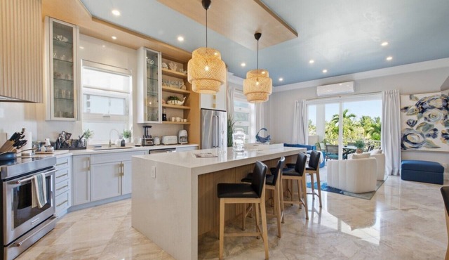Newly Renovated Modern 2BR - Next to Baha Mar