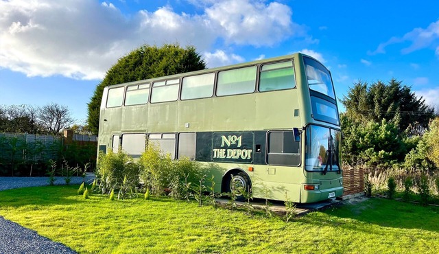 NO 1 THE DEPOT, character holiday cottage, with hot tub in Springwell