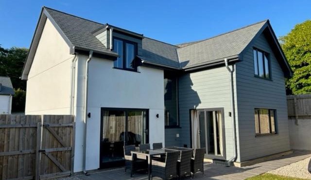 No 1 The Paddock - Spacious holiday home with a hot tub