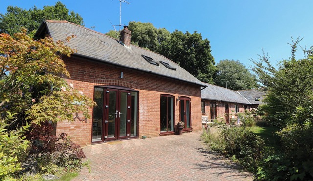 NORTHERN BYRE, pet friendly, character holiday cottage in Sopley