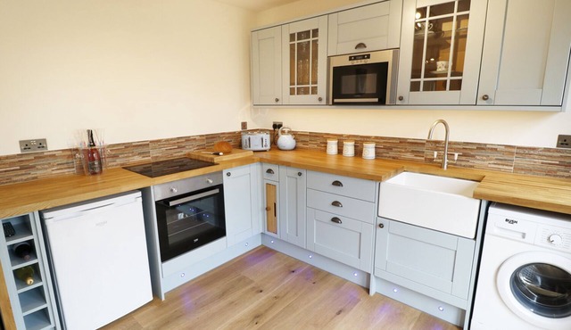 NORTHLANDS COUNTRY COTTAGE WITH HOT TUB, with hot tub in Brixton