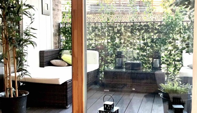 Notting Hill 2-Bed Apt with Balcony, 1 min to Tube