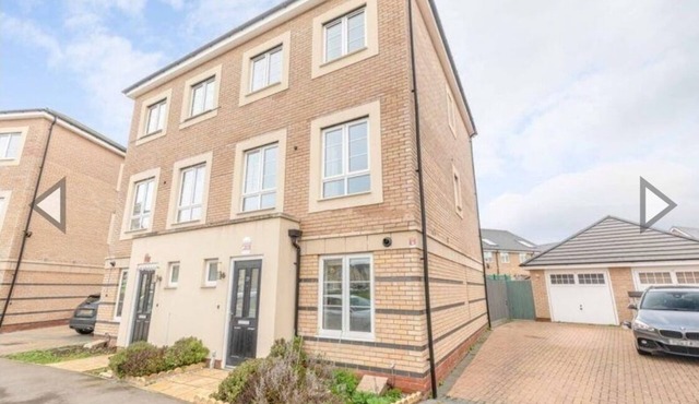 Nr Legoland/Ascot.Comfy House.Ample Parking.Upto 8