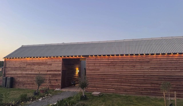NUMBER 2 THE BARN HOUSE, pet friendly, with a garden in Woodham