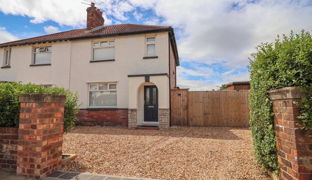NUMBER 7, pet friendly, with a garden in Southport
