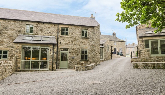 OAK COTTAGE, pet friendly, with a garden in Middleton-In-Teesdale