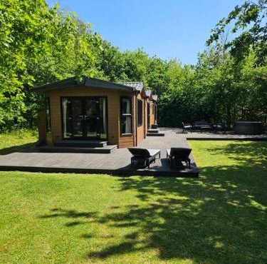 Oak Tree Lodge with Hot Tub near Alton Towers