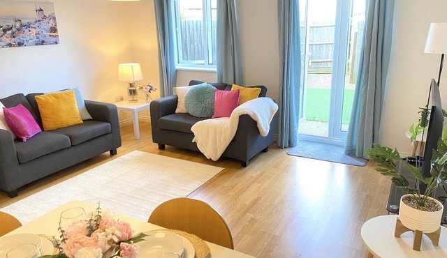 Oakley Vale - Luxury 3 Bed, Garden, Free Parking, Peaceful Elite Suite