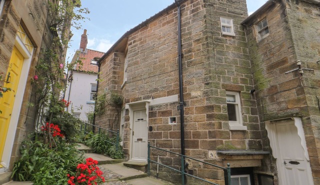 OAKRIDGE COTTAGE, pet friendly, with open fire in Robin Hood's Bay