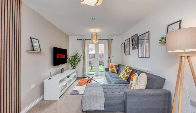 Oakridge House Parking Fast WiFi Smart TVs Garden Self-Check-In Yoko Property