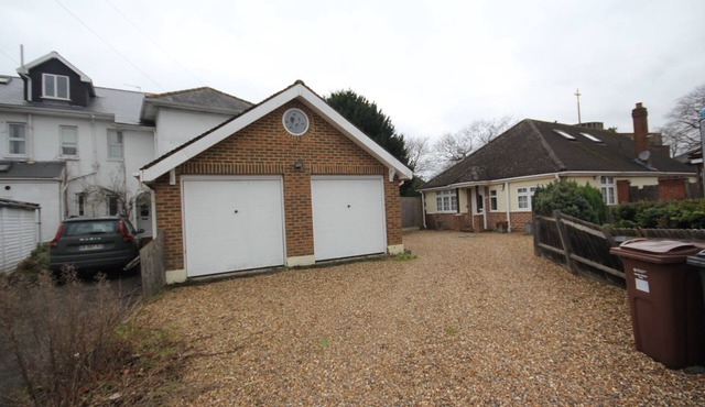 Oaks House- A Spacious Four Bedroom + Two Bathrooms Detached House in Feltham.
