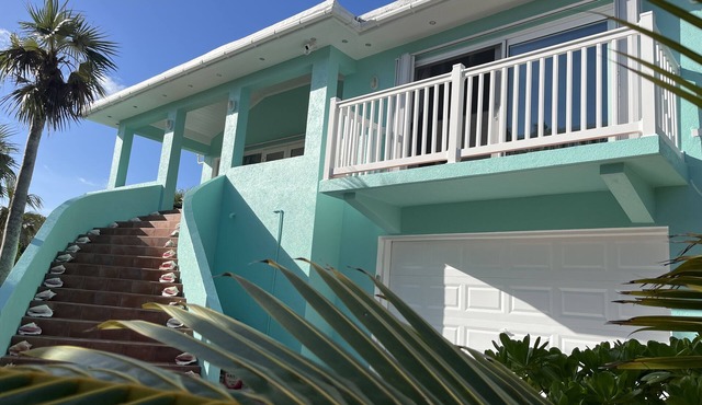 Ocean Breeze, steps to the beach! Generator, Starlink internet, filtered water.