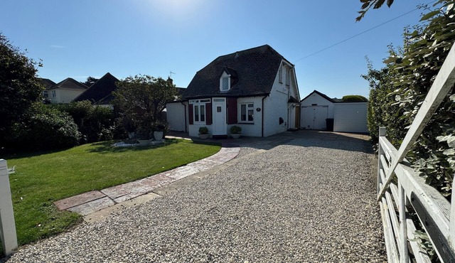 Ocean Cottage, Ferring - seaside cottage with driveway, games room & EV charger