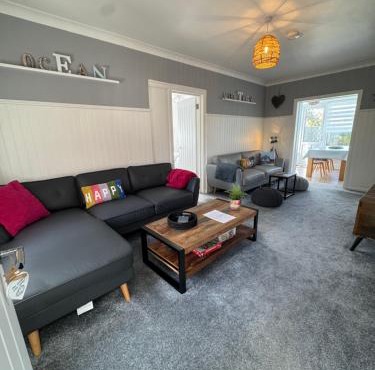 Ocean Cottage, Ferring - seaside cottage moments from the beach and Bluebird cafe