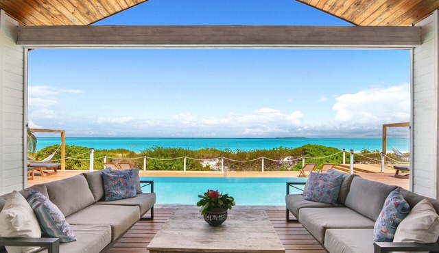 Oceanfront 5BR Luxury Villa with Heated Infinity Pool Hammocks and Ocean Bar