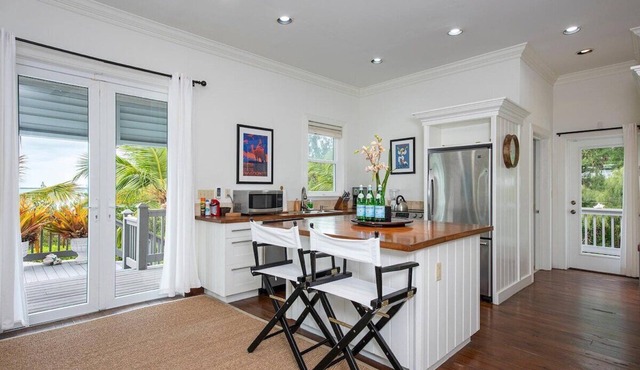 Oceanfront Cottage Near Restaurant, Stores