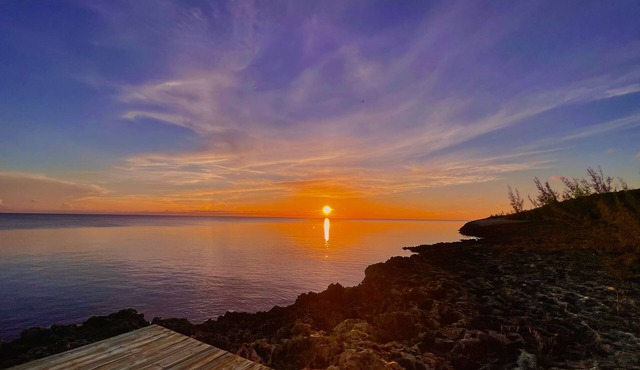 Oceanfront Deck, Kayak, SUP, Snorkel Mask, AC, Free Wi-Fi, Grill, Great Location