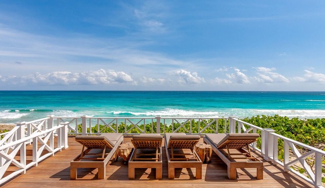 Oceanfront Estate Putting Green, Pickleball Court, and Pool. Starlink