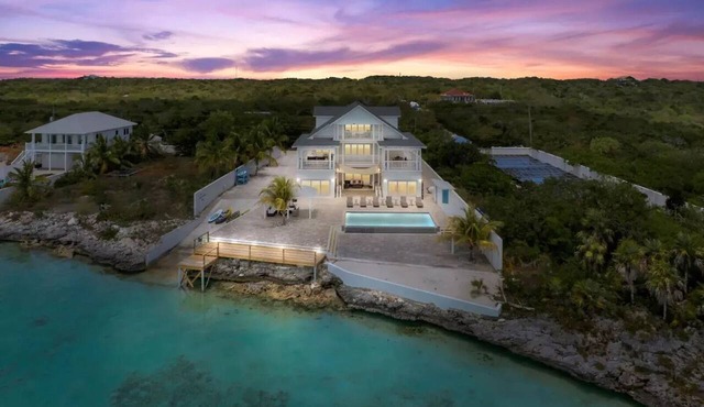 Oceanfront mansion, heated infinity pool. 6 double rooms, 11 beds can sleep 18