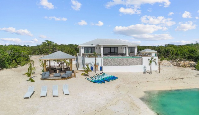 OCEANFRONT - NEWLY BUILT HOUSE - INFINTY POOL, Always Calm, Private Beach,!