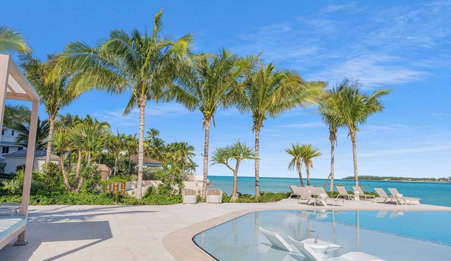 Oceanfront Three-bedroom Condo with Infinity Pool
