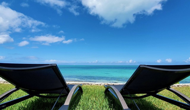 Oceanside house with private tropical garden, kayaks and paddle boards.