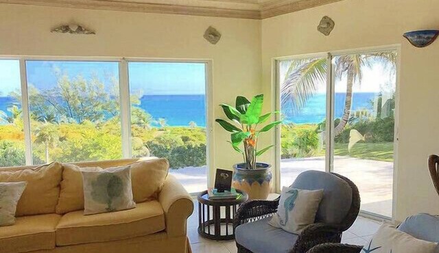 OceanWaves, A Vacation to Remember!A 1minute walk to private gazebo and beach.
