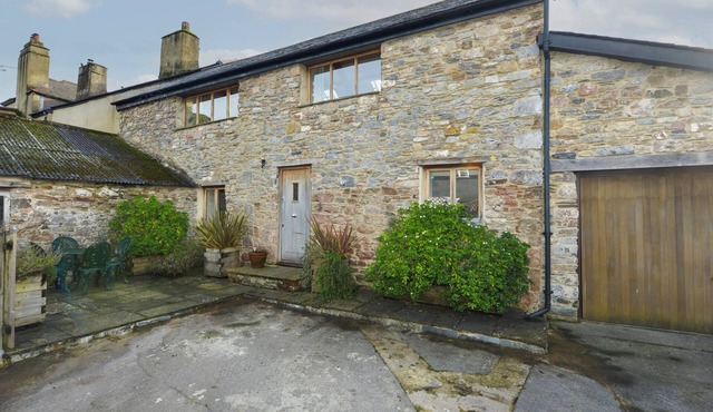 OLD ARMOURY BARN, character holiday cottage in Ashburton