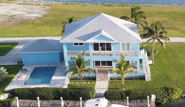 Old Bahama Bay, Private newer home, deep water dock, pool, West End, Bahamas