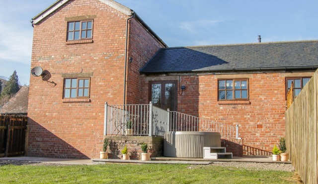 OLD HALL BARN 2, pet friendly, with hot tub in Church Stretton