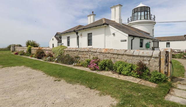 OLD HIGHER LIGHTHOUSE STOPES COTTAGE, with pool in Portland Bill