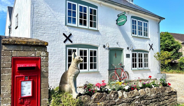 OLD POST OFFICE, pet friendly, with hot tub in Sherborne