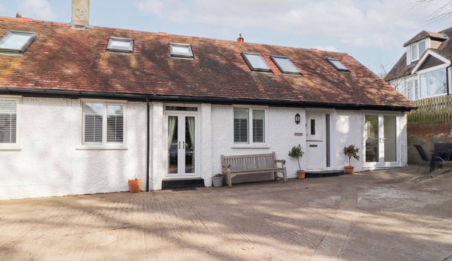 OLD STABLE COTTAGE, pet friendly, country holiday cottage in Alnmouth