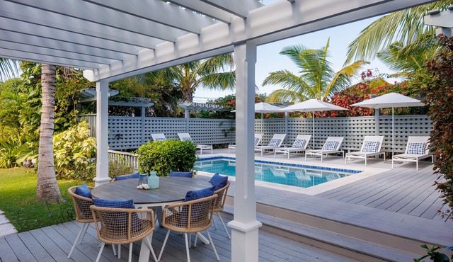 ONE PALM HILL - Luxury Villa with Private Pool, Walk to Twin Coves Beach