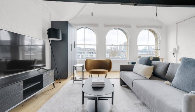 Open plan Clerkenwell Studio opposite Farringdon stn, by Blueground