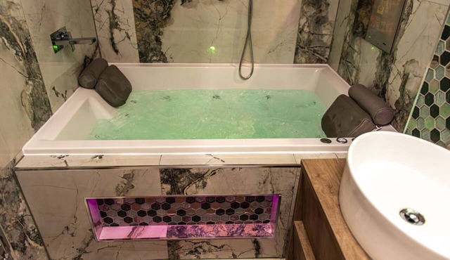 Optimal Apartments - Deluxe Jet Hot Tub Suite