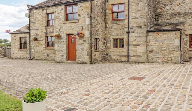 ORCABER FARMHOUSE, pet friendly, with hot tub in Austwick