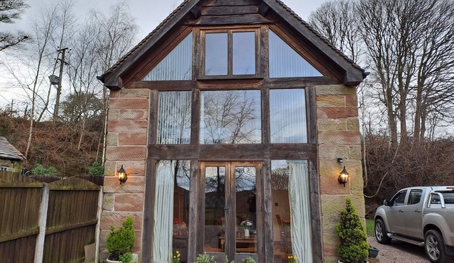 ORCHARD COTTAGE, pet friendly, character holiday cottage in Cheadle