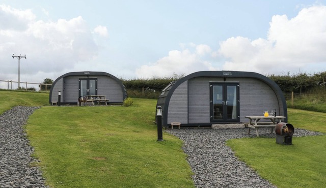 ORCHARD, romantic, with a garden in Dalton-In-Furness