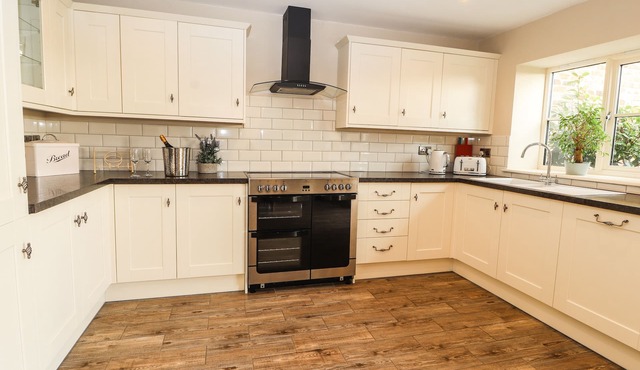 OULTON BARN HOUSE, family friendly, with a garden in Tarporley