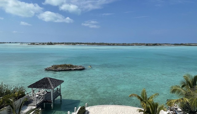 Overlooking Moriah Harbour, new Thevine guest house II with its own pool & dock
